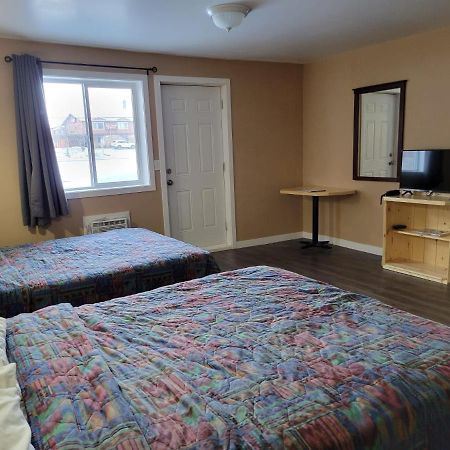 Lakewood Inn 100 Mile House Eksteriør billede