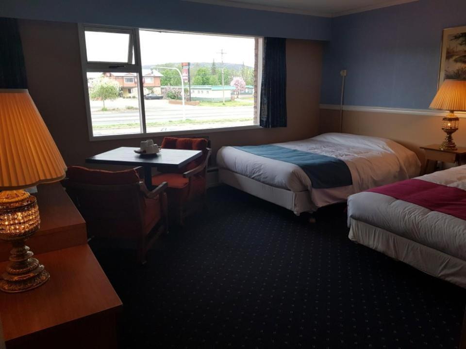 Lakewood Inn 100 Mile House Eksteriør billede