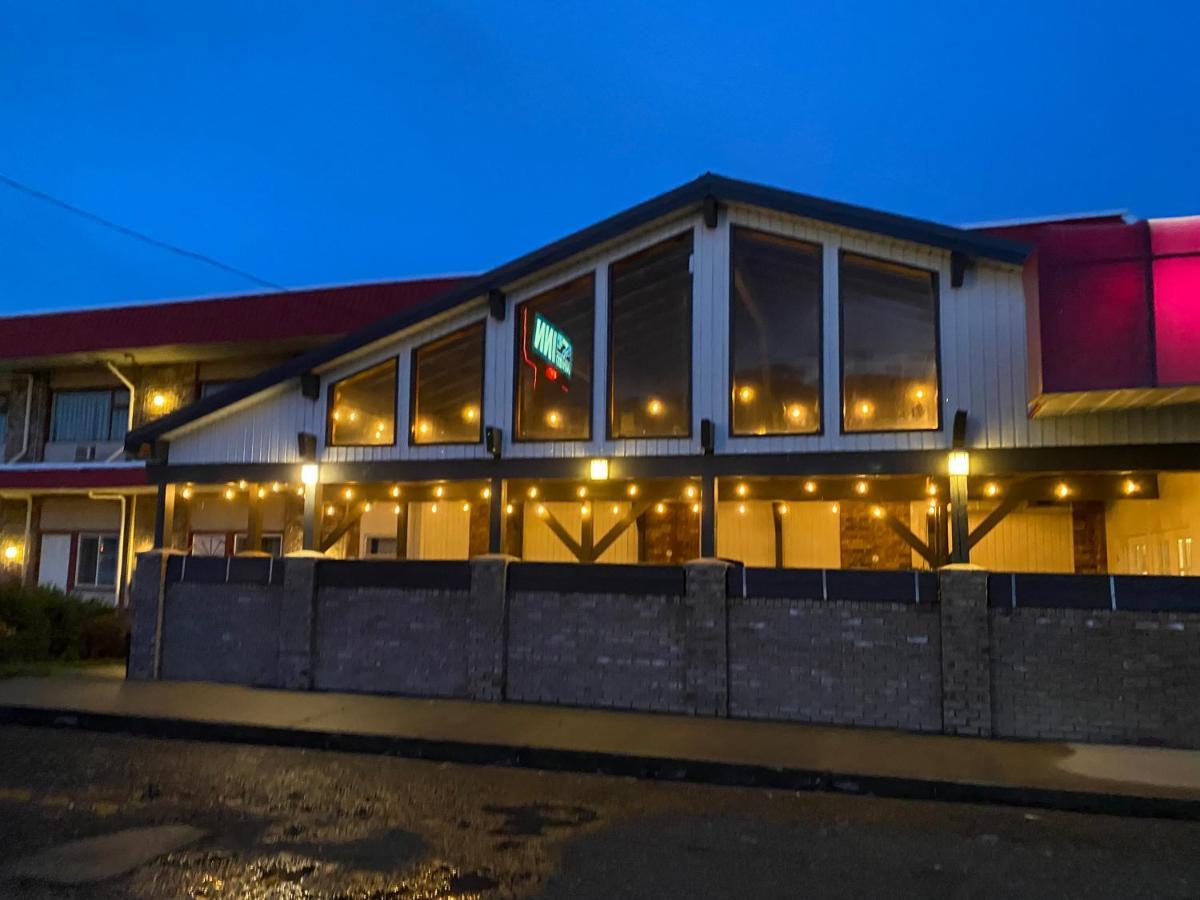 Lakewood Inn 100 Mile House Eksteriør billede