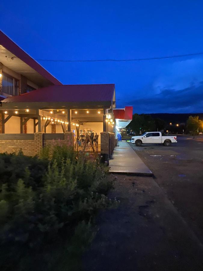 Lakewood Inn 100 Mile House Eksteriør billede