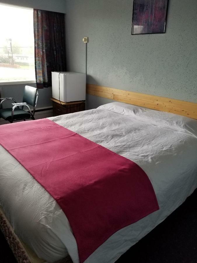 Lakewood Inn 100 Mile House Eksteriør billede