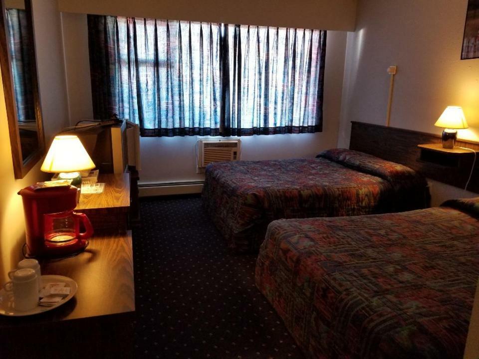 Lakewood Inn 100 Mile House Eksteriør billede