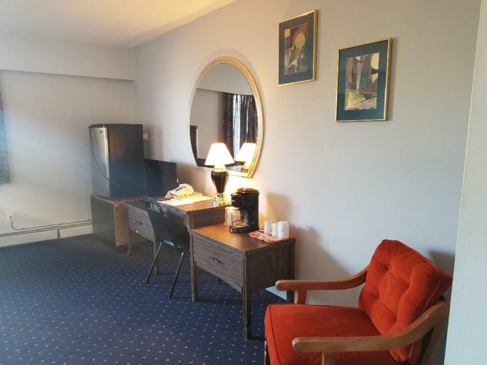 Lakewood Inn 100 Mile House Eksteriør billede